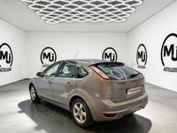 Usado Ford Focus Trend 90 CV (66 kW) 2010 Gris / plata Berlina