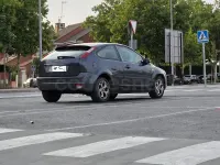 Usado Ford Focus Trend 100 CV (73 kW) 2007 Gris / plata Berlina