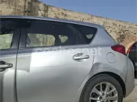 Usado Toyota Auris Active 90 CV (66 kW) 2013 Gris / plata Berlina