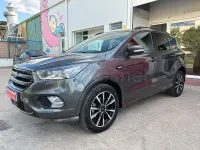 Usado Ford Kuga ST-Line 150 CV (110 kW) 2018 Gris / plata SUV