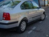 Usado VW Passat Comfortline 125 CV (91 kW) 1999 Gris / plata Berlina