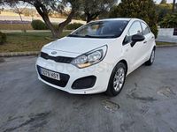 Usado Kia Rio 85 CV (62 kW) 2013 Blanco Berlina