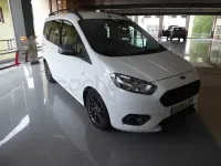 Usado Ford Tourneo Courier Sport 100 CV (73 kW) 2021 Blanco Monovolumen