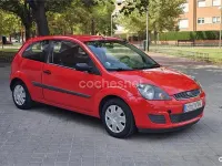 Usado Ford Fiesta Trend 80 CV (58 kW) 2007 Rojo Utilitario