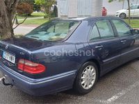 Usado Mercedes E270 Elegance 170 CV (125 kW) 2000 Azul Berlina