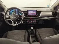 Usado Kia Stonic 100 CV (73 kW) 2025 Gris / plata SUV