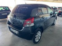Usado Toyota Yaris Connect Style 90 CV (66 kW) 2011 Negro Utilitario