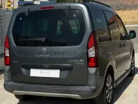 Usado Peugeot Partner Tepee Outdoor 110 CV (80 kW) 2016 Gris / plata Monovolumen