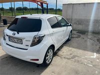Usado Toyota Yaris Hybrid Active 100 CV (73 kW) 2013 Blanco Berlina