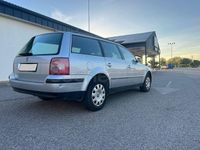 Usado VW Passat Trendline 130 CV (95 kW) 2002 Gris / plata Familiar