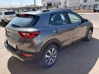 Usado Kia Stonic 100 CV (73 kW) 2025 Gris / plata SUV
