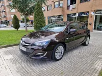 Usado Opel Astra Selective 115 CV (84 kW) 2013 Marrón Berlina