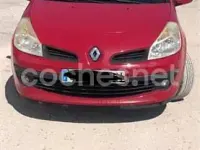 Usado Renault Clio II 100 CV (73 kW) 2006 Rojo Berlina