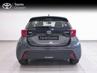 Usado Toyota Yaris Hybrid Active 116 CV (85 kW) 2022 Gris / plata Berlina