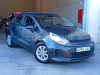 Usado Kia Rio 84 CV (61 kW) 2015 Gris / plata Berlina