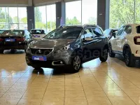 Usado Peugeot 2008 Style 100 CV (73 kW) 2017 Gris / plata SUV