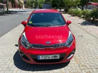 Usado Kia Rio 90 CV (66 kW) 2014 Rojo Berlina