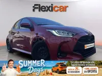Usado Toyota Yaris Hybrid Active 116 CV (85 kW) 2023 Rojo Berlina
