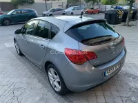 Usado Opel Astra Enjoy 95 CV (69 kW) 2011 Gris / plata Berlina