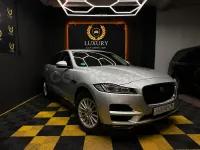 Usado Jaguar F-Pace Portfolio 163 CV (119 kW) 2017 Gris / plata SUV