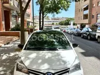 Usado Toyota Yaris Hybrid Active 100 CV (73 kW) 2015 Blanco Berlina