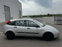 Usado Ford Focus Ambiente 100 CV (73 kW) 2000 Gris / plata Berlina