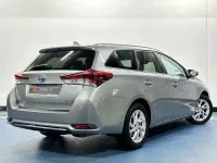 Usado Toyota Auris Hybrid Active 136 CV (100 kW) 2017 Gris / plata Familiar