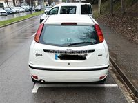 Usado Ford Focus Trend 90 CV (66 kW) 2004 Blanco Berlina