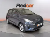 Usado Hyundai i10 67 CV (49 kW) 2023 Gris Utilitario