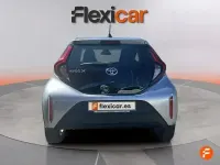 Usado Toyota Aygo Play 72 CV (52 kW) 2023 Gris
