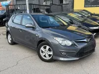 Usado Hyundai i30 Comfort 109 HP (80 kW) 2011 Cinzento Sedan