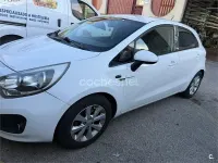 Usado Kia Rio 85 CV (62 kW) 2014 Blanco Berlina