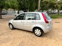 Usado Ford Fiesta Ghia 68 CV (50 kW) 2007 Gris / plata Utilitario