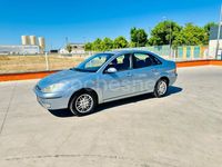Usado Ford Focus Ghia 100 CV (73 kW) 2004 Azul Berlina