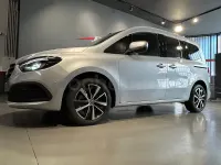 Usado Mercedes T180 116 CV (85 kW) 2023 Gris / plata Monovolumen