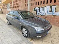 Usado Ford Mondeo Futura 130 CV (95 kW) 2006 Beige Berlina
