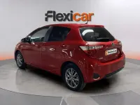 Usado Toyota Yaris Hybrid Active 100 CV (73 kW) 2018 Rojo Berlina
