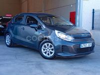 Usado Kia Rio 84 CV (61 kW) 2015 Gris / plata Berlina