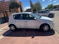 Usado Dacia Sandero Lauréate 90 CV (66 kW) 2011 Blanco Berlina