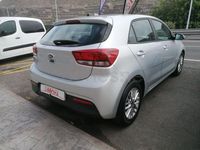 Usado Kia Rio 84 CV (61 kW) 2017 Gris / plata Berlina