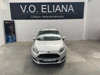 Usado Ford Fiesta Trend 100 CV (73 kW) 2013 Gris / plata Berlina