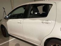 Usado Toyota Yaris Active 98 CV (72 kW) 2014 Blanco Utilitario