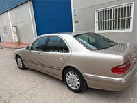 Usado Mercedes E240 Elegance 170 CV (125 kW) 1999 Beige Berlina