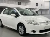 Usado Toyota Auris Active 90 CV (66 kW) 2012 Blanco Berlina