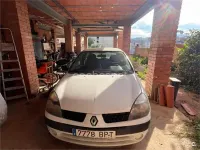 Begagnad Renault Clio II 75 HK (55 kW) 2001 Vit Sedan