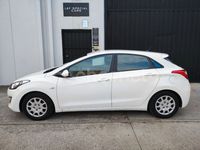 Usado Hyundai i30 100 CV (73 kW) 2014 Blanco Berlina