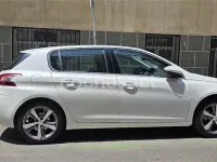 Usado Peugeot 308 Allure 130 CV (95 kW) 2017 Blanco Berlina