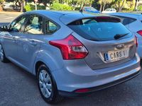 Usado Ford Focus Trend 100 CV (73 kW) 2011 Gris / plata Berlina
