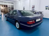 Usado Mercedes E240 Elegance 170 CV (125 kW) 2000 Azul Berlina