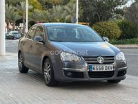 Usado VW Jetta Advance 115 CV (84 kW) 2006 Gris / plata Berlina
